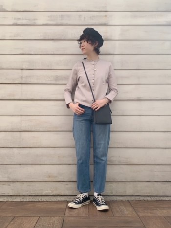 程よくボリュームがありお顔周りがスッキリ見えるデザインです。
バックにサイズ調整出来るリボンベルトがあり
お好きなサイズ感で着用して頂けます◎