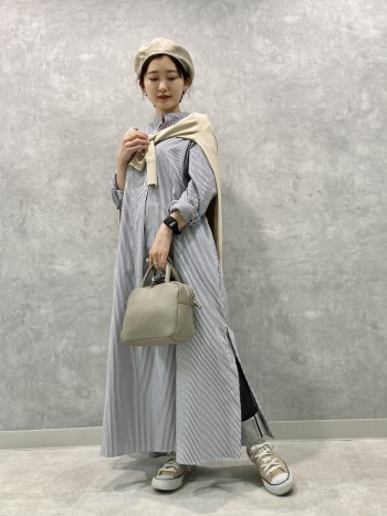暖かい時は肩に羽織って、肌寒くなったらワンピースに重ね着しても◎