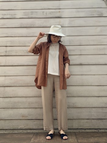 フレンチリネンなので柔らかく、夏の羽織りにも使いやすいのでおすすめです。