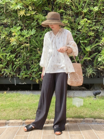 可愛くなりすぎないブラウンの麦わら帽子は大人の女性にもおすすめです!