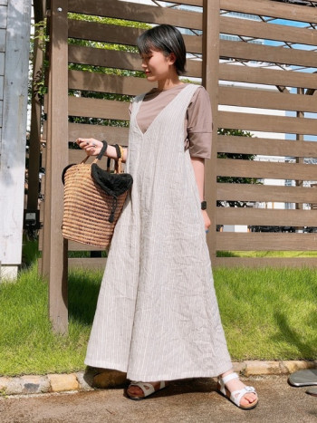 綺麗目なツヤっとしたカットソー生地なのでカジュアルになりすぎない大人っぽく着ていただけるTシャツです。