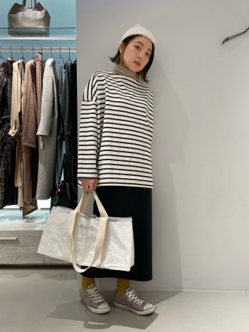 お手入れもラク、着ていてもラクで、カジュアルな中にも女っぽシルエットで使いやすいです。