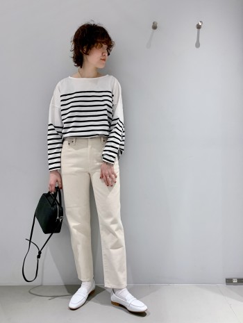 レザーのシンプルなスクエアバッグです。
マチが少し広くなって新登場しました!
マットな質感なのでカジュアルにも綺麗目にも合わせられる
万能なバッグです。