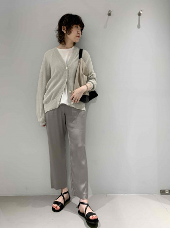 二の腕の隠れるドロップショルダーですっきり見えるTシャツです。
腰丈なのでボトム問わず合わせられます!
洗濯してもしわになりにくいので毎日着たくなります◎