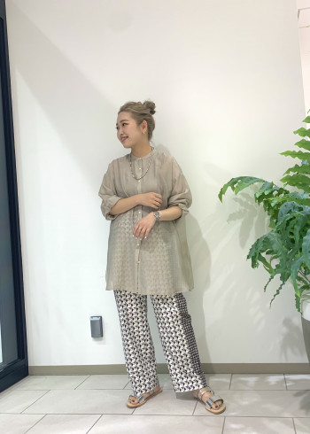 全体的にゆったりなシルエットです。パリッとした素材ではなく程よいとろみ感があるのでかっちりしすぎないです。後ろにタックが入っていて立体感が出て綺麗です。