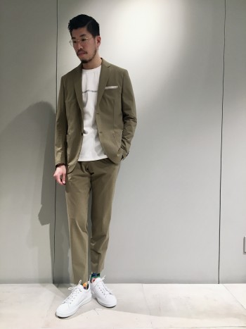 身長177㎝の私でサイズは46を着用しております。
非常にストレッチが効いておりストレスなく快適に着て頂けます。
高い復元性、防シワ性に富んだ型崩れしにくいジャケットです。