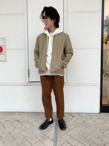 サイズ感普通です。
柔らかいフェイクレザーなので着やすく、お手入れも楽!
今の15度前後の気温でちょうど良く着れます。
コーディネートしやすいノーカラータイプなので重宝。