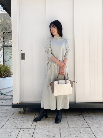 ヒール5センチでとても履きやすいです。
サイズ感はいつも履くサイズで大丈夫です。