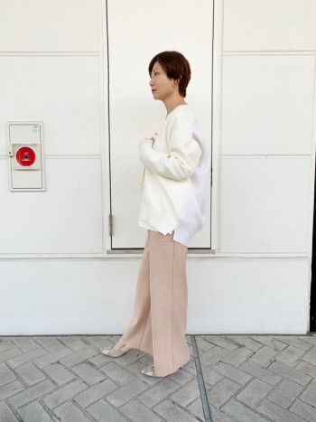 サイズ感は普段履くサイズでちょうど良いです。6cmヒールなので無理なく履ける高さだと思います。