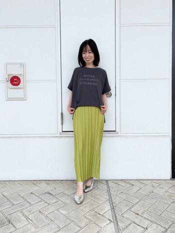 首元のあきが程よく、着やせ効果の高い1枚です。
