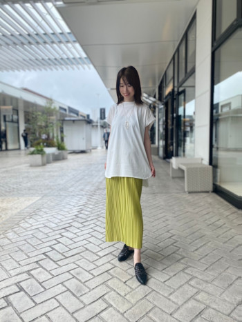 サイズ感は通常通りで大丈夫です。
クッションがあるのでとても履きやすいです。
