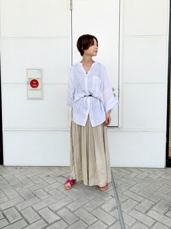 麻100%の素材ですが、さわり心地が柔らかいです。
袖はボリュームのあるデザインですが、大きく見えすぎずオシャレに着れるので◎