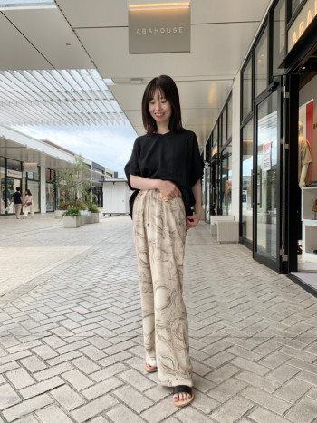 身長152センチのスタッフでも裾を切らずに履けます。
