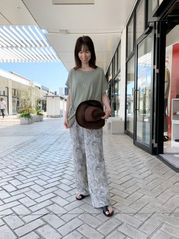 体型カバーもでき、扱いが楽で、夏にピッタリのTシャツです。