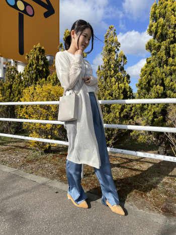 サイズはフリーサイズです!ワイドなシルエットでゆるめのクルーネックが抜け感のある1枚です!