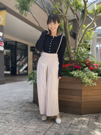 シャープなシルエットでペタンコ靴でもバランスよくスタイルアップを叶えてくれます。