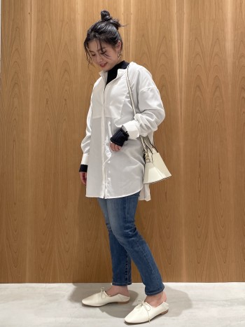 通常サイズ:34(22cm) 着用サイズ:34(22cm)
革感がかなり柔らかく、幅、甲の高さもゆったりしていてストレスが無い履き心地。