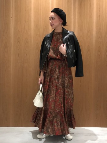 軽くて柔らかいラムレザーで、窮屈感なくお召いただけます。
背中にタックが入っているので少し丸みが出て女性らしいシルエットです!