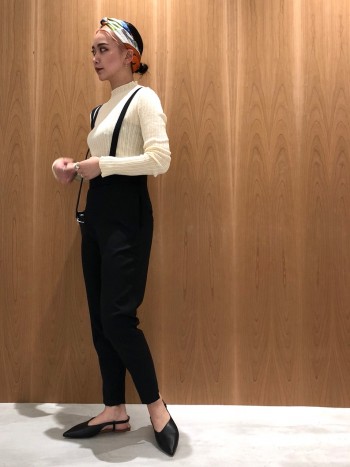 シーズン長くお使いいただける素材です。
また、シンプルなデザインなので一枚持っておくと便利なアイテムです。