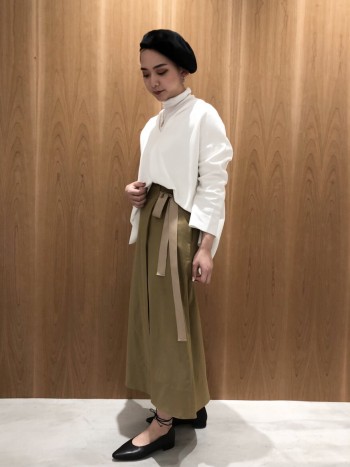 軽くて着心地がいいです。
Vネックでデコルテラインをスッキリ見せてくれるので
大人っぽく着れます◎