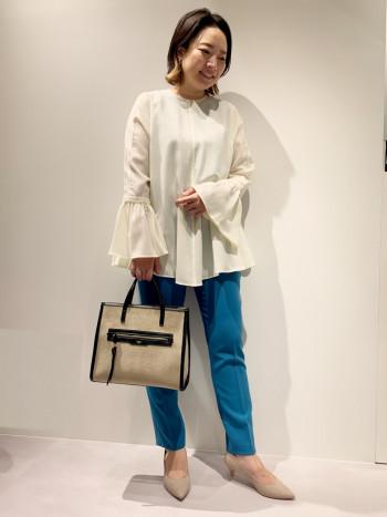 袖・着丈が長めです。細身パンツとの相性が良く、体のラインやヒップ周りのカバー力があるので1枚でも安心です。