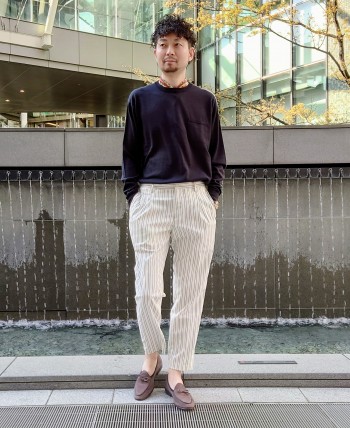 サイズは太腿周りが少し緩めです。ストライプ柄もホワイト×ベージュとコントラストを抑えているので、さり気ないコーディネートのアクセントになります。