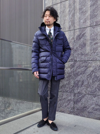 サイズ感は標準サイズです。適度に生地にハリはありながら、軽快で堅苦しくない着心地です。梳毛生地を使用したジャケットなので、日本の気候だとロングシーズン着用頂けます。