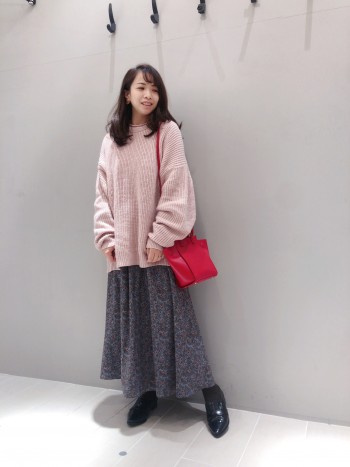 人気ワンピースの新色です。生地はもっとやわらかくなりました。
ウエストが高めなので、着痩せ効果と足長効果が期待できます。