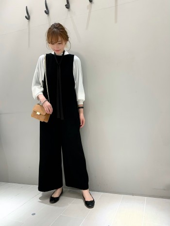 身長162センチでヒップやお腹周りが隠れるくらいの長めな着丈です。首元はあまり窮屈感がないスタンドネックでストレスなく着用できます。
