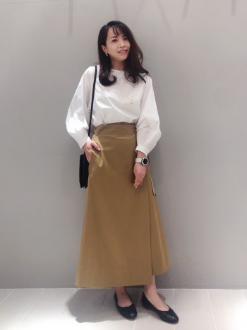 一枚有ればいろんなコーデに使っていただけるブラウスです。程よいハリ感とキレイなシルエットでとても着やすいです。