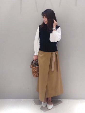 一枚有ればいろんなコーデに使っていただけるブラウスです。程よいハリ感とキレイなシルエットでとても着やすいです。
