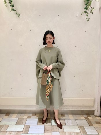いつものコーディネートをワンランクアップさせてくれる便利アイテム。色使いがとても綺麗でシルクの質感は上品さをプラスしてくれます。