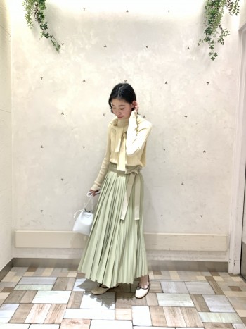 巻きスカートなので、トップス選びの幅がグンと広がります。光沢感のあるリボンがとても可愛いです。しっかりとしたプリーツなので形がきれいにでます。