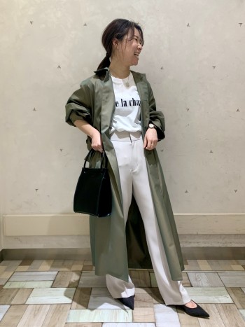 とろみのある生地は着心地抜群です。後ろスリットがロング丈でも抜け感を作ってくれるのでフラットシューズも合わせ易いです。