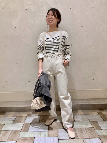 程よく光沢感があり、凄く軽いので何か羽織が欲しい今の時期に持っておきたいアイテムです。