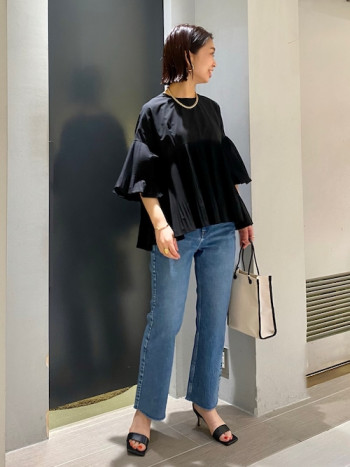 わたしの身長で足首がのぞく丈。程よいフィット感で窮屈さはなく履きやすい柔らかさです。ダメージもないので、大人もチャレンジしやすいフレアシルエットですよ!