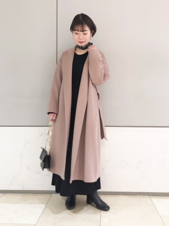 長すぎない丈感と落ち着いたピンクが他にはないコート。柔らかい肌触りも特徴的です。