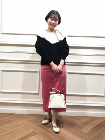 ショート丈なので、カットソーなどと重ね着がしやすいです。
身幅にゆとりがありますが、袖口などはすっきりとしたシルエットなので着膨れがしにくいです。