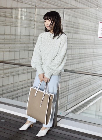 縦長でパソコンがすっぽり入るサイズ感なので、お荷物が多い方やお仕事用におすすめです。