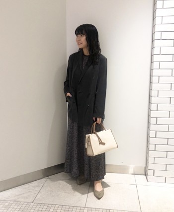 後ろのカシュクールデザインが動いたときにさりげなく揺れて、一枚で決まります。ウエストがシェイプされているのでスタイルアップもします。