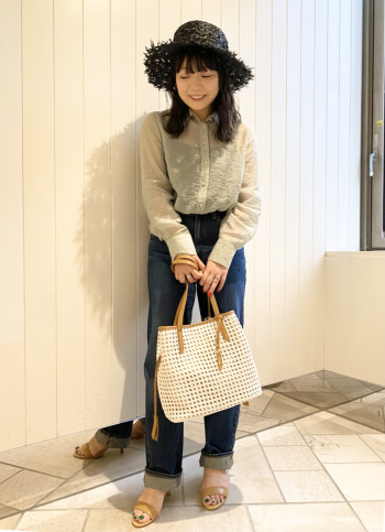 約6㎝のヒールで安定感はありつつ足が綺麗に見えるシルエットです!
普段のサイズで履いて、当たる所も無く快適です。