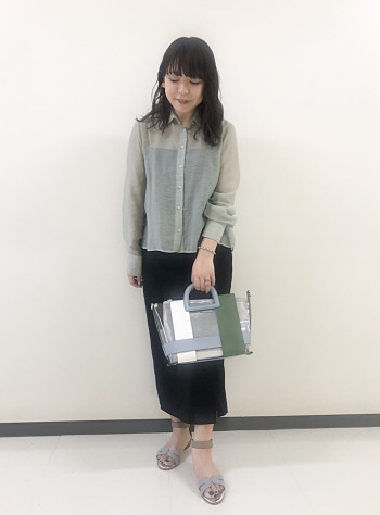 37サイズでぴったりでした。太めのアンクルストラップで足首を細く見せてくれます。