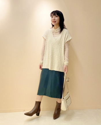 普段よりワンサイズ上で履きました。
厚みのあるクッションなのでワンサイズ上でもしっかりホールド感がありました!