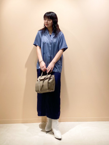 少しタイトな履き心地ですが、きつい感覚は無く、革も馴染やすいので37サイズでぴったり履けました!