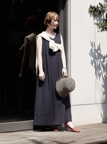 ゆったりとしたサイズ感です。まだ肌寒い季節に羽織やコーディネートのアクセントとしてたすき掛け風にしてオレンジしてもお洒落です。
