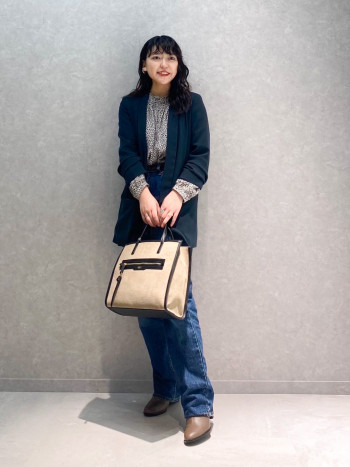 少しきつめのサイズ感なので、普段よりワンサイズ上げてぴったりでした!
フィット感があり、ベーシックに使えるデザインです。