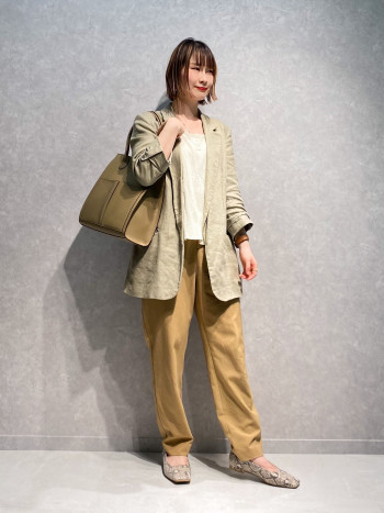縦にA4サイズが入り、縦長のシルエットなのでスタイリッシュに持って頂けます!牛革でもとても軽さがあるので普段使いに持ちやすいです。