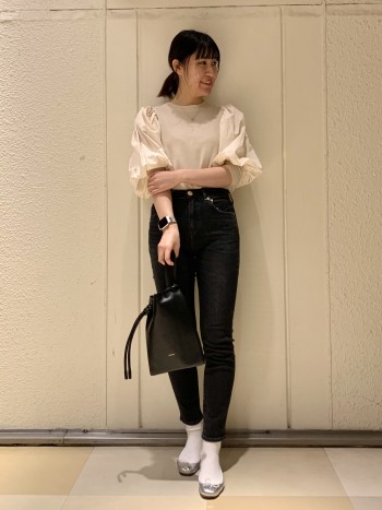 ストレッチがとても効いていて履きやすいです