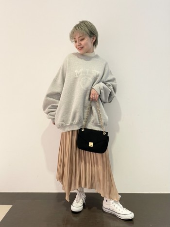 ゆるっとしたシルエットですがカジュアルになりすぎず着られる大人のスウェットです。149cmでこの着丈になります。