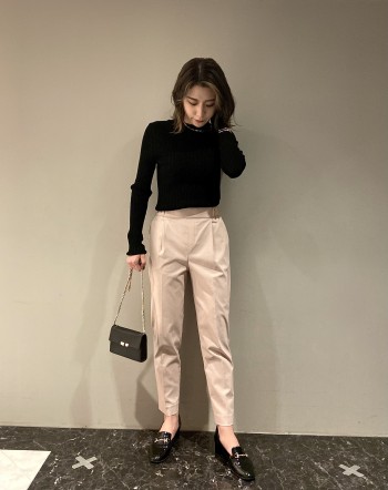 ピタっとしすぎないリブなので身体のラインを拾いすぎません◎
1枚でそのまま着てもスッキリ着れます!インナーとして重ね着としても使いやすいです。シャリっとした素材感は厚すぎず春先も大活躍!
程よい透け感がこなれた印象になります。インナーにキャミソールはもちろんヒートテックでも問題ないです◎